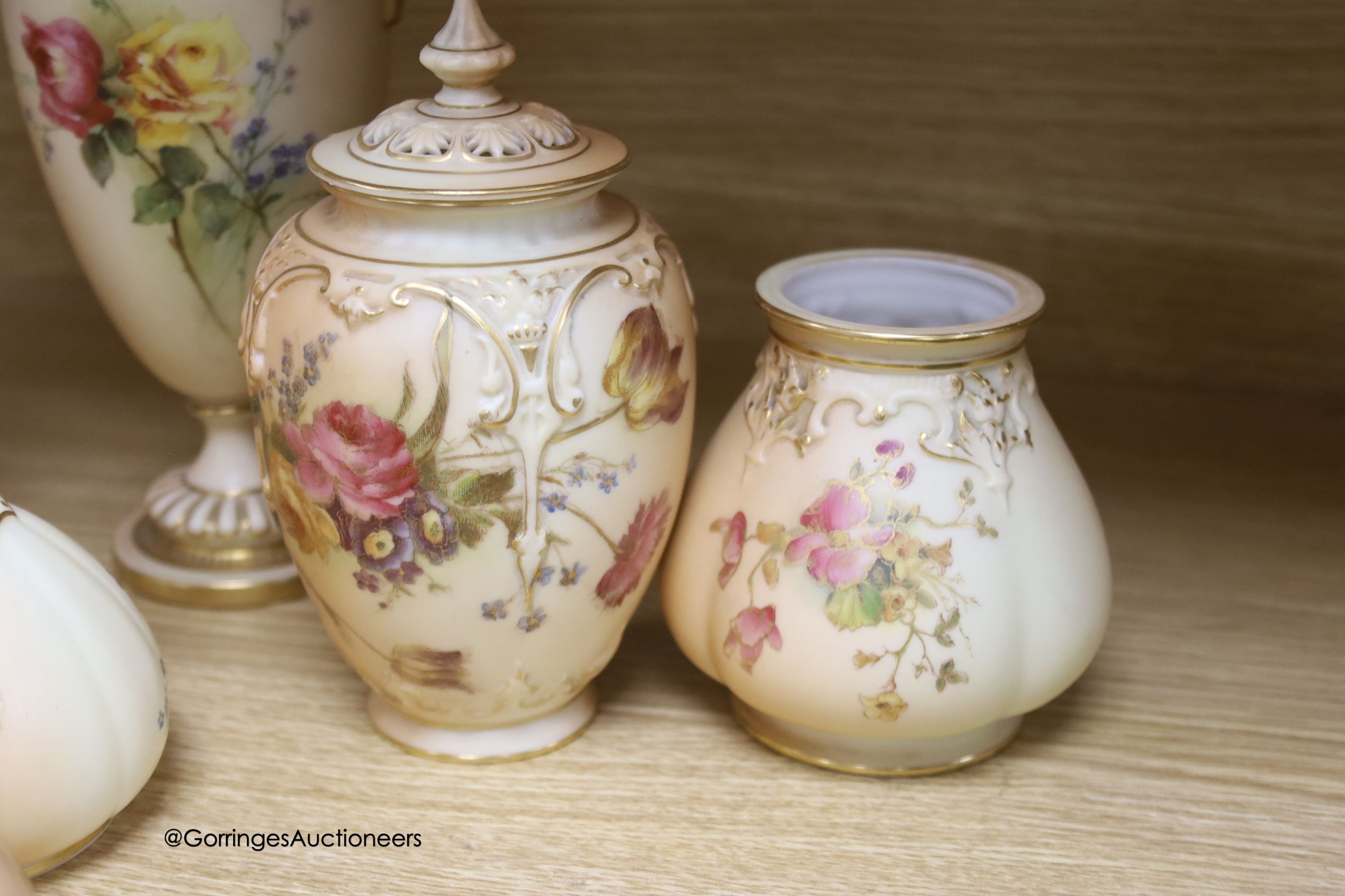 A collection of Worcester ivory blush ceramics, tallest 21cm (10)